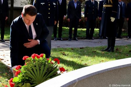 Ob 1. novembru smo se s polaganjem cvetja k osrednjim kamniškim spomenikom poklonili žrtvam vojn (36)